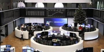 European stocks dip at the end of holiday